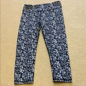 Cropped patterned leggings!